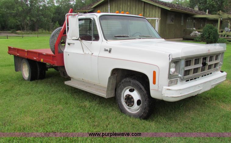 image for item G4076 1978 GMC Sierra 3500 flatbed truck