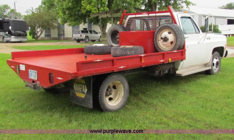 image for item G4076 1978 GMC Sierra 3500 flatbed truck