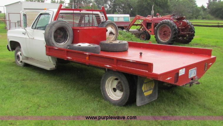 image for item G4076 1978 GMC Sierra 3500 flatbed truck