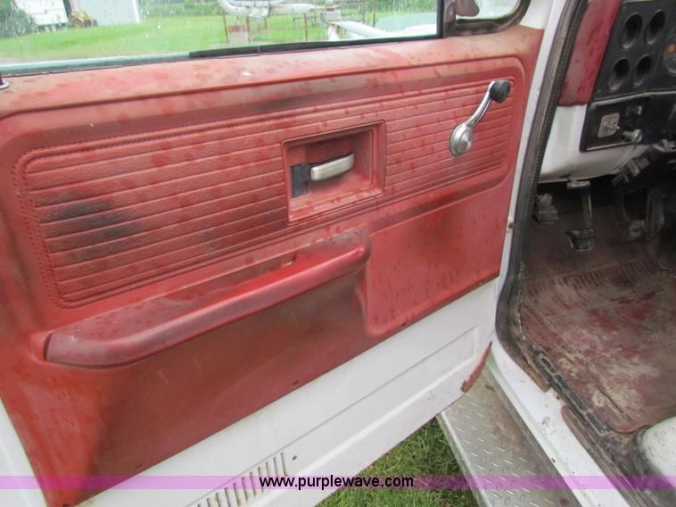 image for item G4076 1978 GMC Sierra 3500 flatbed truck