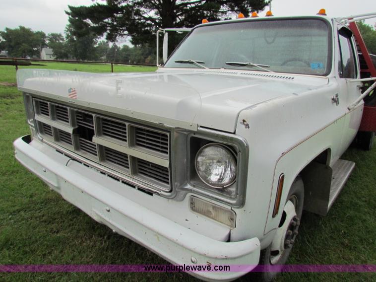 image for item G4076 1978 GMC Sierra 3500 flatbed truck