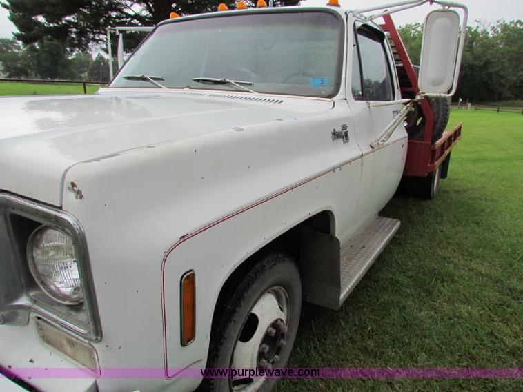 image for item G4076 1978 GMC Sierra 3500 flatbed truck