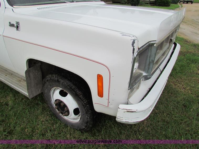 image for item G4076 1978 GMC Sierra 3500 flatbed truck