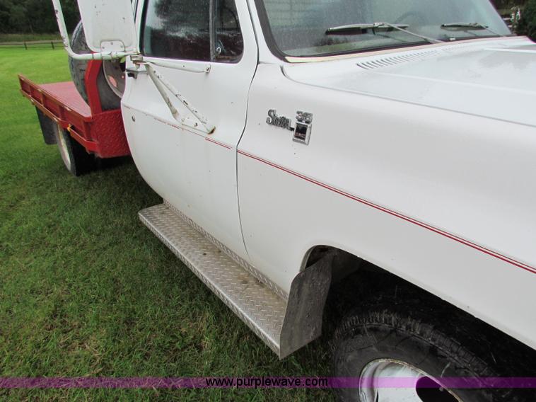 image for item G4076 1978 GMC Sierra 3500 flatbed truck