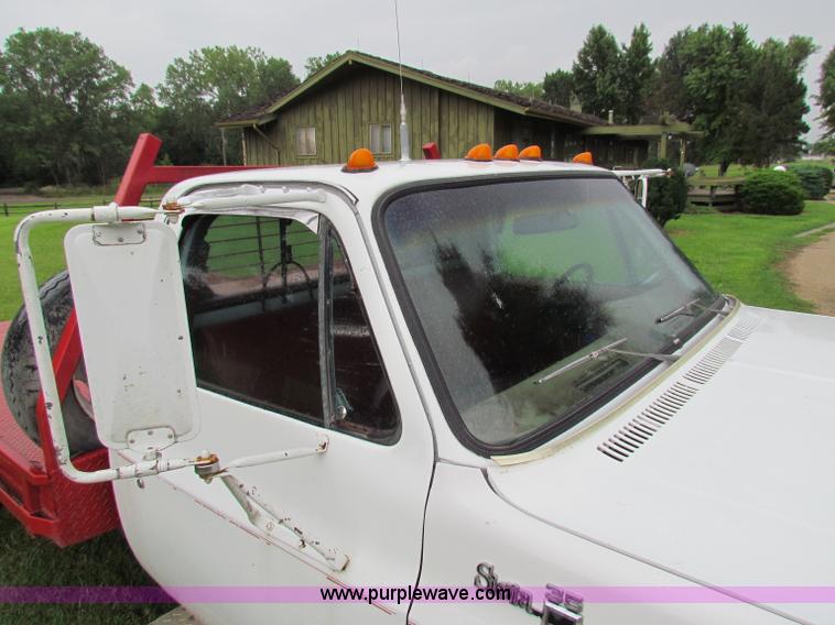 image for item G4076 1978 GMC Sierra 3500 flatbed truck