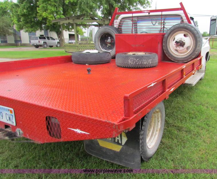 image for item G4076 1978 GMC Sierra 3500 flatbed truck