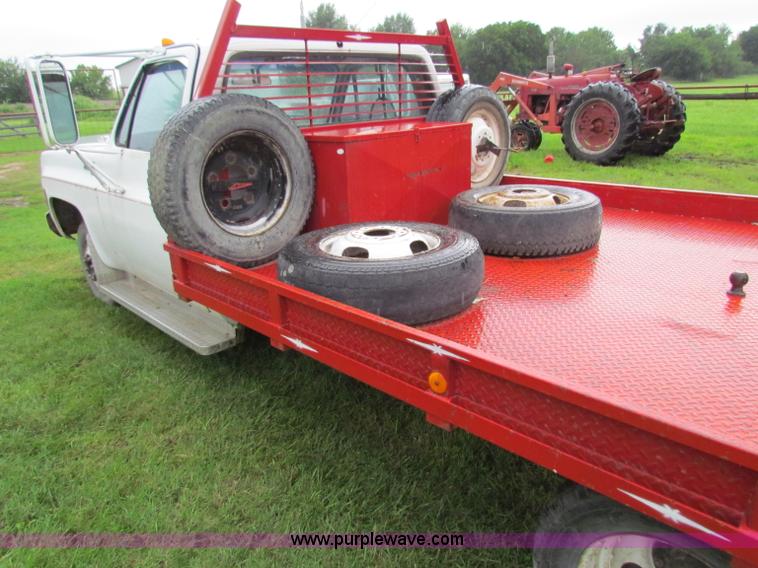 image for item G4076 1978 GMC Sierra 3500 flatbed truck