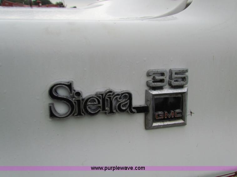 image for item G4076 1978 GMC Sierra 3500 flatbed truck