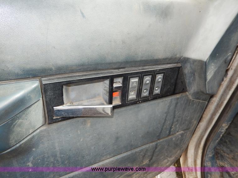 image for item H3006 1992 Chevrolet Cheyenne 3500 flatbed dump truck