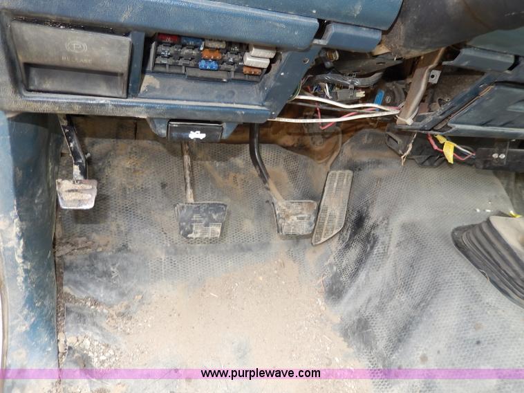 image for item H3006 1992 Chevrolet Cheyenne 3500 flatbed dump truck