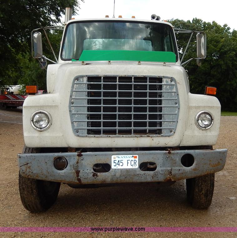 image for item I4443 1983 Ford LNT9000 semi truck
