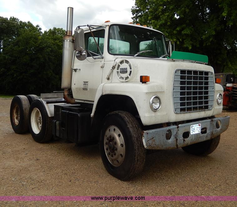 image for item I4443 1983 Ford LNT9000 semi truck