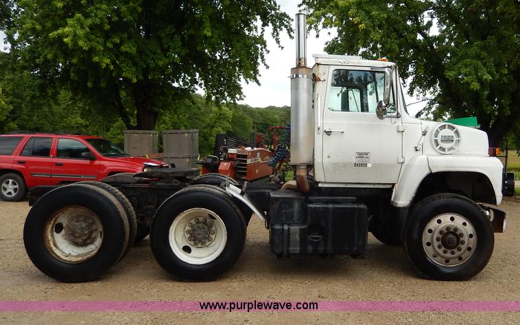 image for item I4443 1983 Ford LNT9000 semi truck