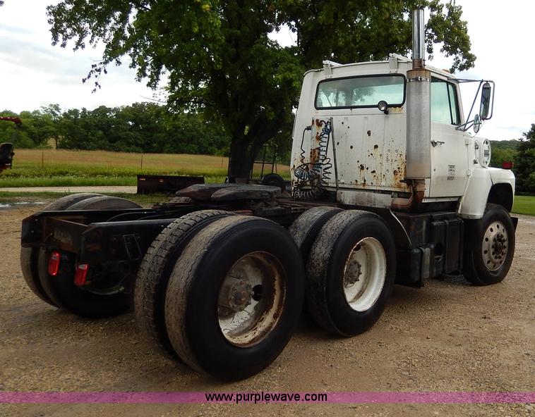 image for item I4443 1983 Ford LNT9000 semi truck