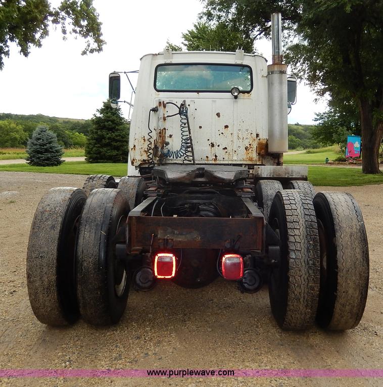 image for item I4443 1983 Ford LNT9000 semi truck