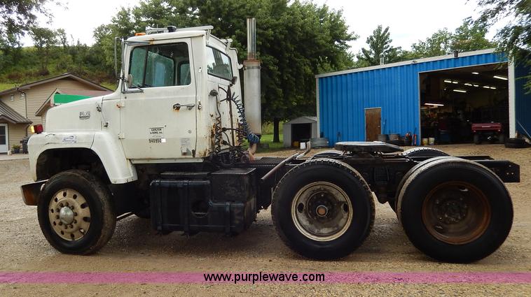 image for item I4443 1983 Ford LNT9000 semi truck