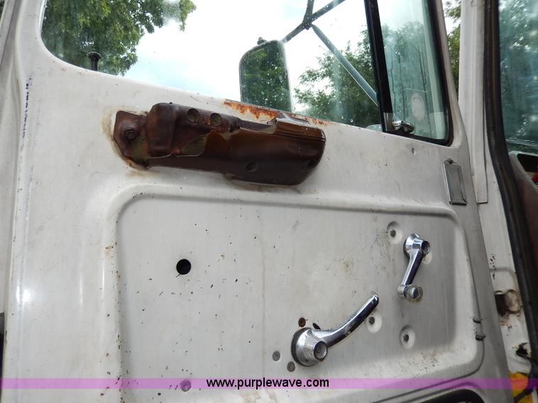 image for item I4443 1983 Ford LNT9000 semi truck