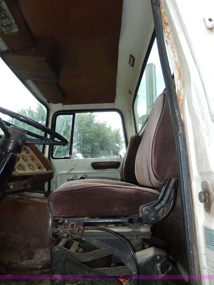 image for item I4443 1983 Ford LNT9000 semi truck