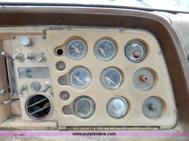 image for item I4443 1983 Ford LNT9000 semi truck