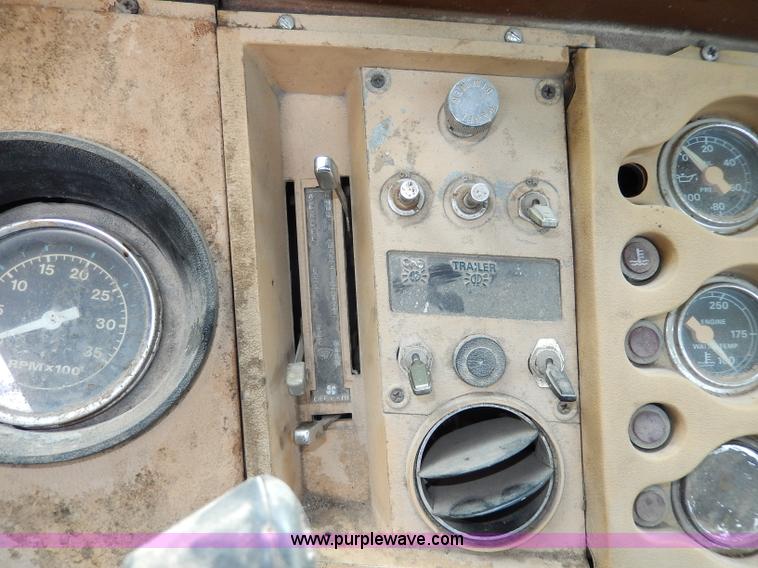 image for item I4443 1983 Ford LNT9000 semi truck