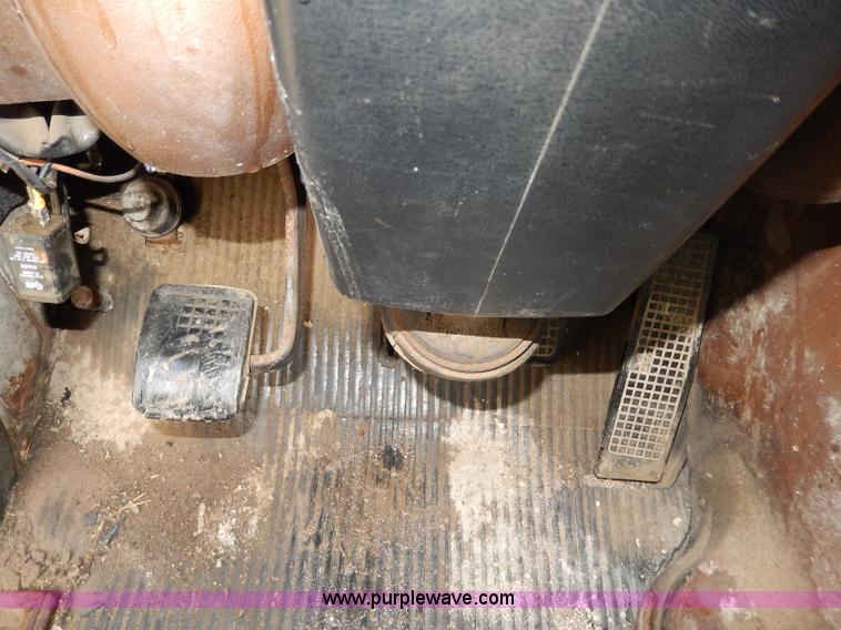 image for item I4443 1983 Ford LNT9000 semi truck