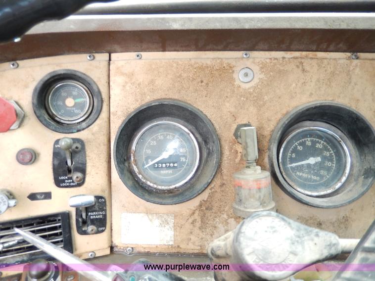 image for item I4443 1983 Ford LNT9000 semi truck