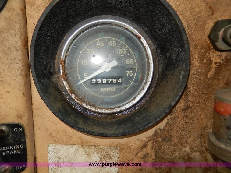 image for item I4443 1983 Ford LNT9000 semi truck