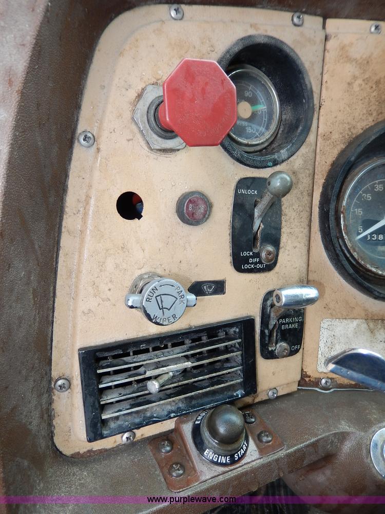 image for item I4443 1983 Ford LNT9000 semi truck