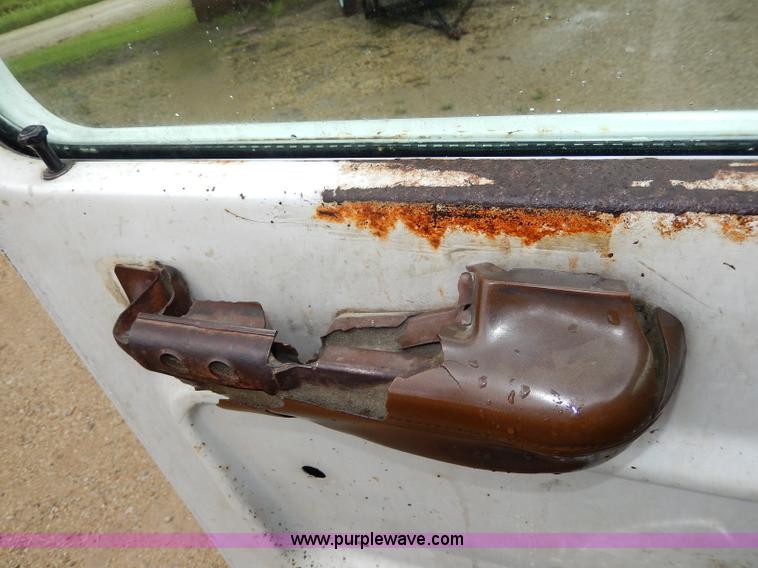 image for item I4443 1983 Ford LNT9000 semi truck