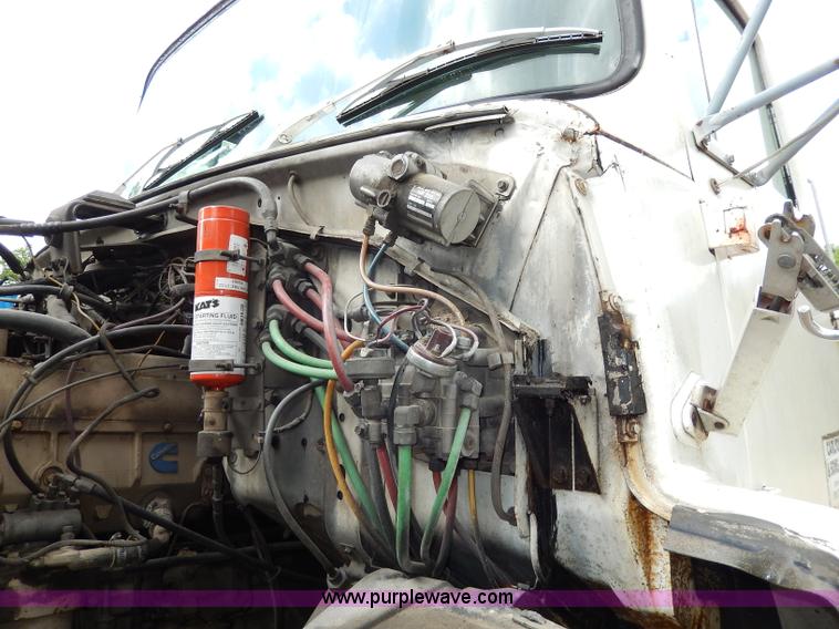 image for item I4443 1983 Ford LNT9000 semi truck