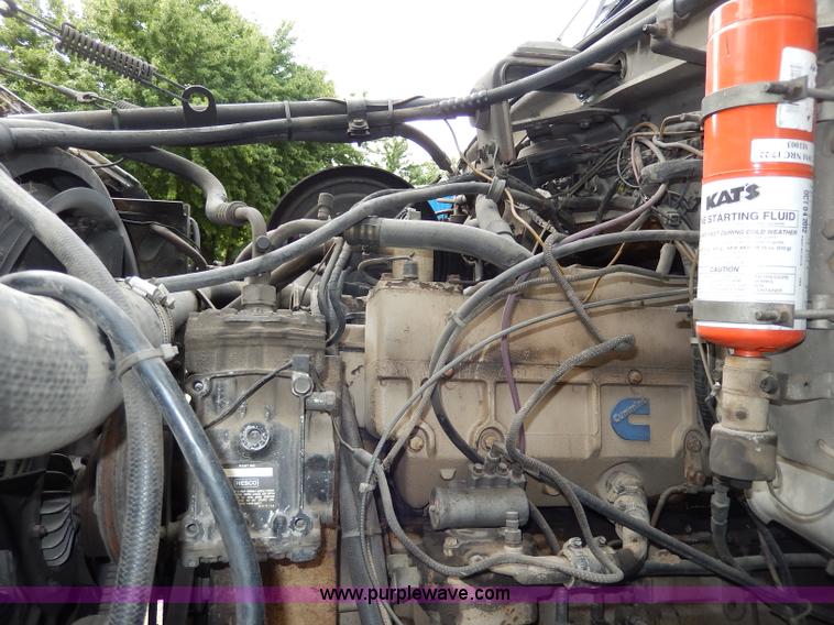 image for item I4443 1983 Ford LNT9000 semi truck