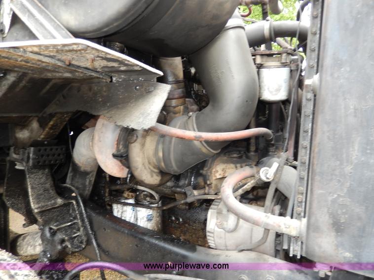 image for item I4443 1983 Ford LNT9000 semi truck