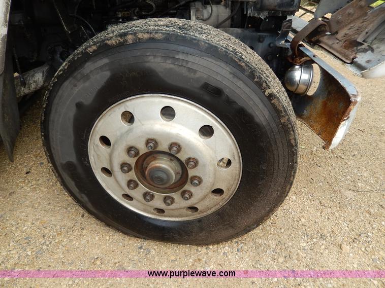 image for item I4443 1983 Ford LNT9000 semi truck