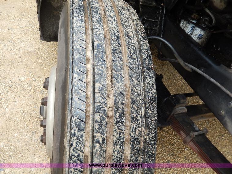 image for item I4443 1983 Ford LNT9000 semi truck