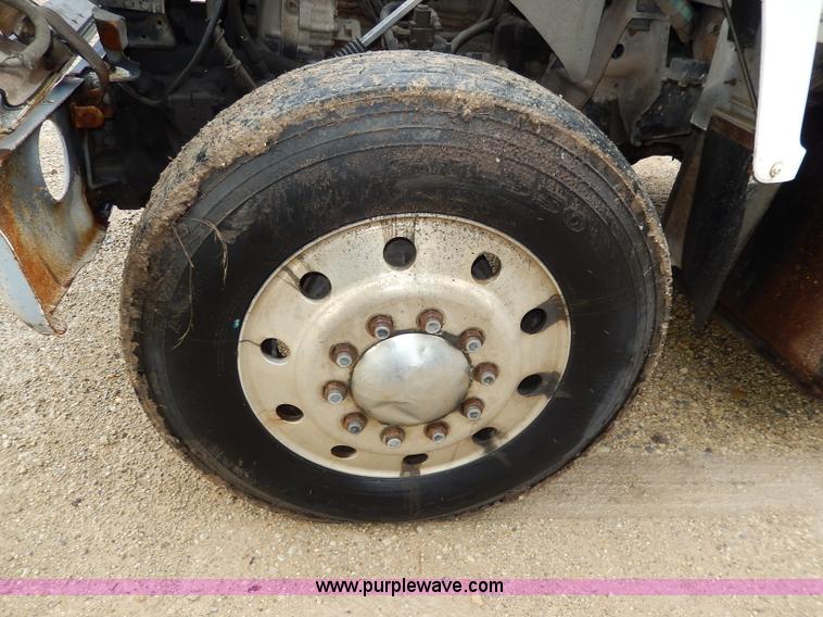 image for item I4443 1983 Ford LNT9000 semi truck