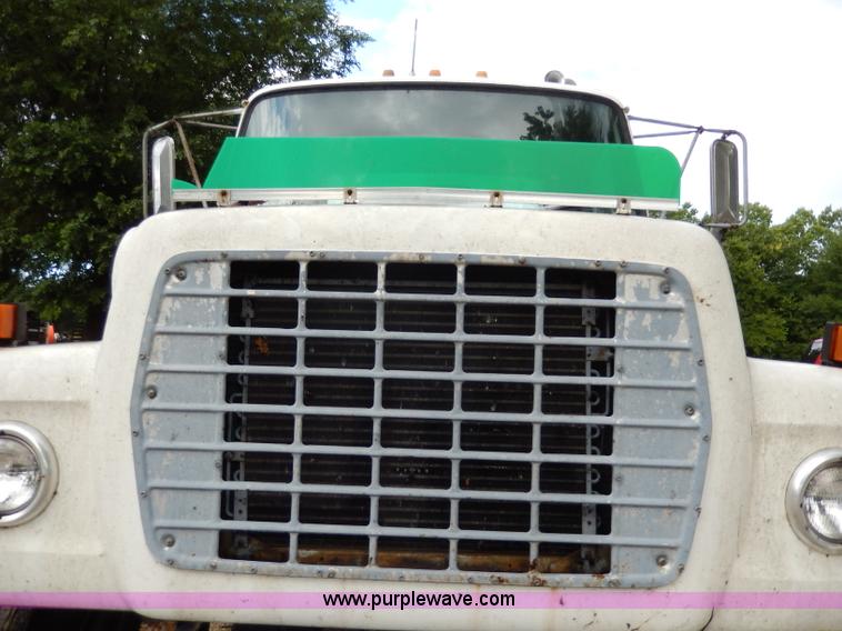 image for item I4443 1983 Ford LNT9000 semi truck