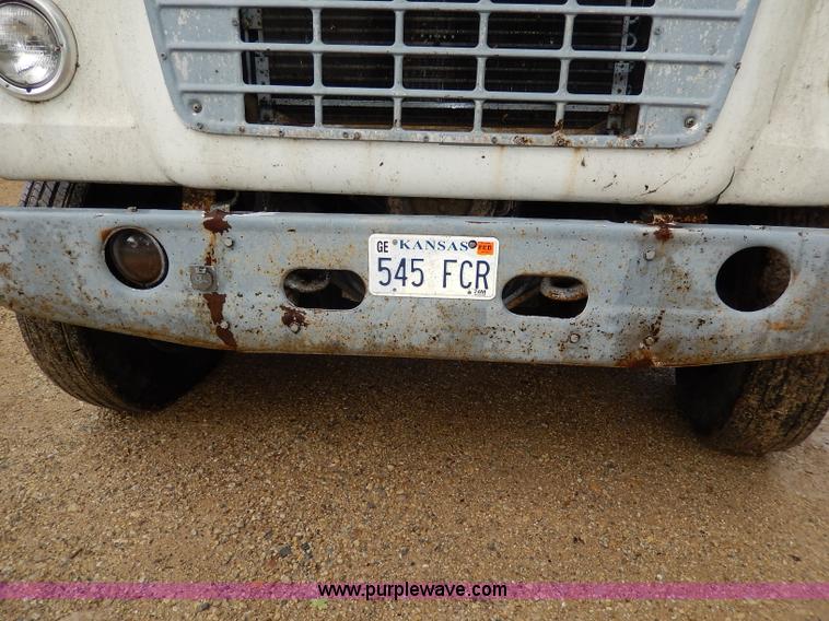 image for item I4443 1983 Ford LNT9000 semi truck