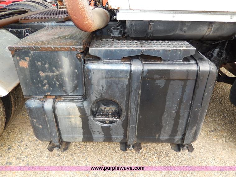 image for item I4443 1983 Ford LNT9000 semi truck