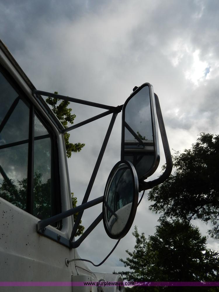 image for item I4443 1983 Ford LNT9000 semi truck