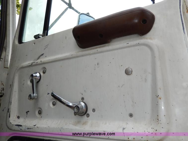 image for item I4443 1983 Ford LNT9000 semi truck