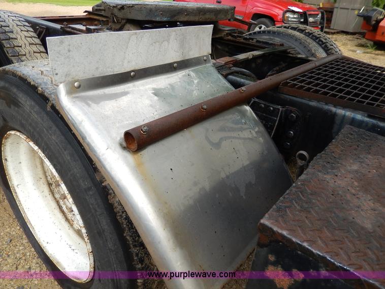 image for item I4443 1983 Ford LNT9000 semi truck