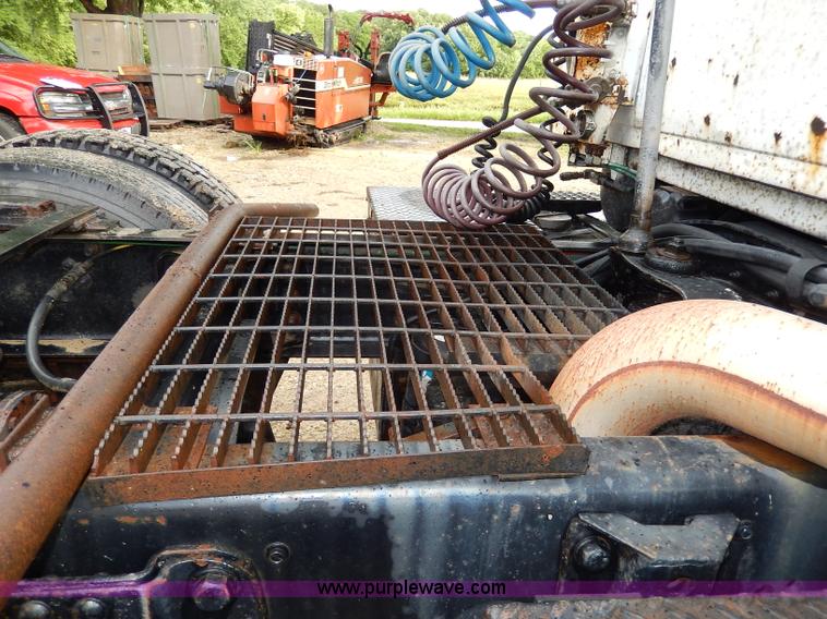 image for item I4443 1983 Ford LNT9000 semi truck