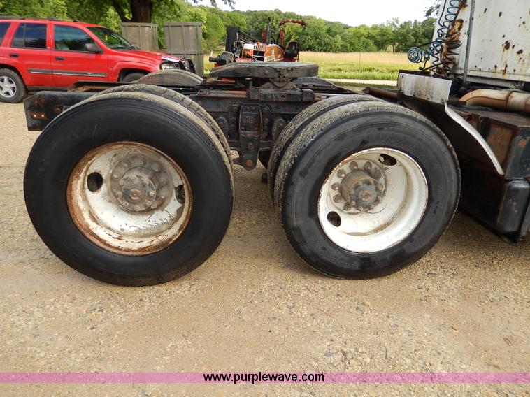 image for item I4443 1983 Ford LNT9000 semi truck