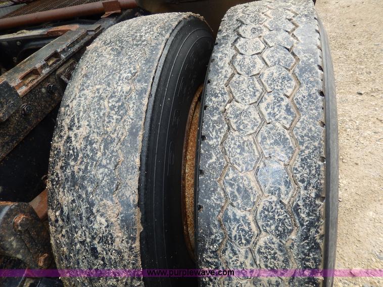 image for item I4443 1983 Ford LNT9000 semi truck