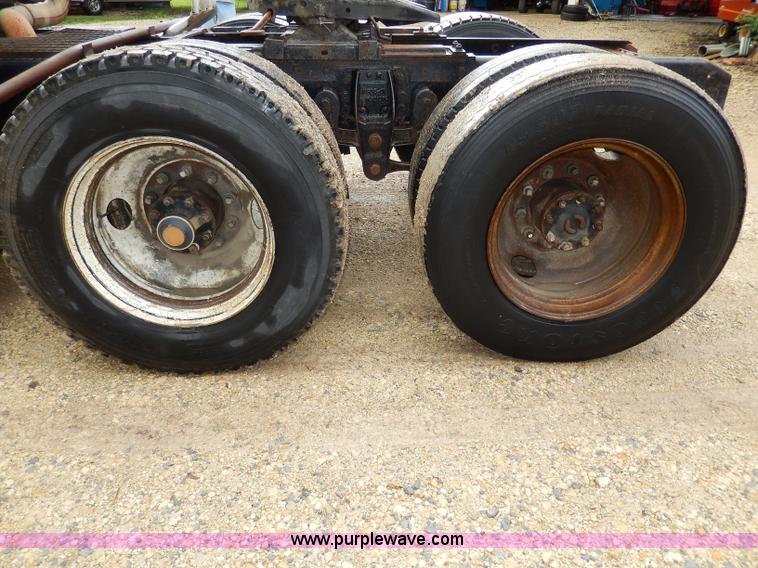 image for item I4443 1983 Ford LNT9000 semi truck