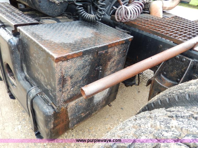 image for item I4443 1983 Ford LNT9000 semi truck