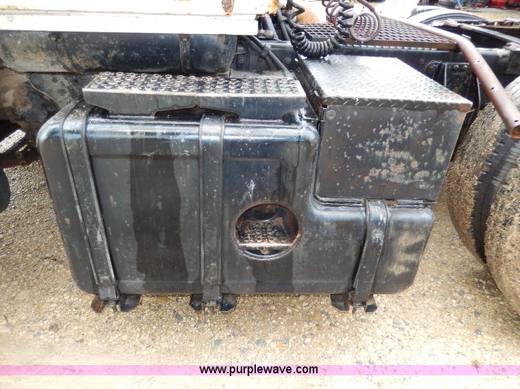 image for item I4443 1983 Ford LNT9000 semi truck