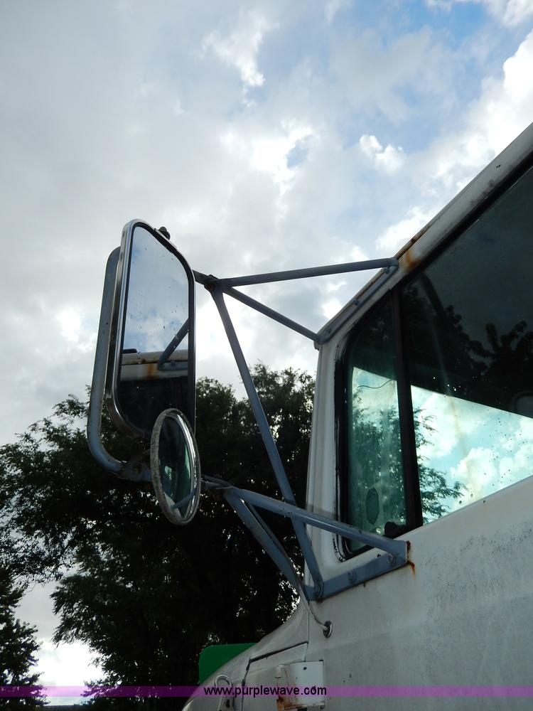 image for item I4443 1983 Ford LNT9000 semi truck