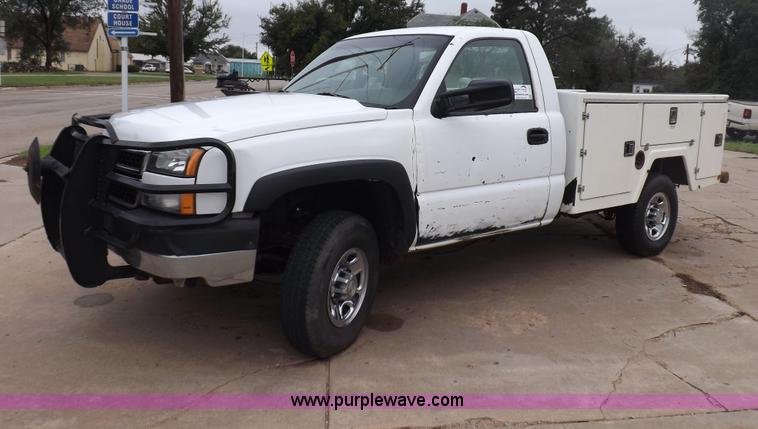 image for item I7657 2006 Chevrolet 2500 HD utility bed truck