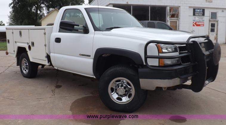 image for item I7657 2006 Chevrolet 2500 HD utility bed truck